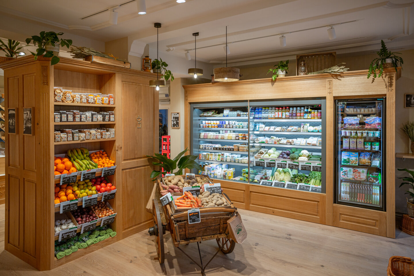 VIER LINDEN, BÄCKEREI AM GOLDBRUNNENPLATZ ZÜRICH